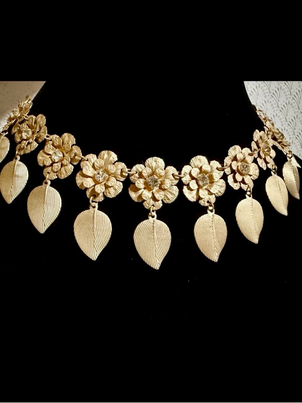 Vintage Detailed Gold Floral Leaf Collar Necklace - Stunning - Picture 2 of 3